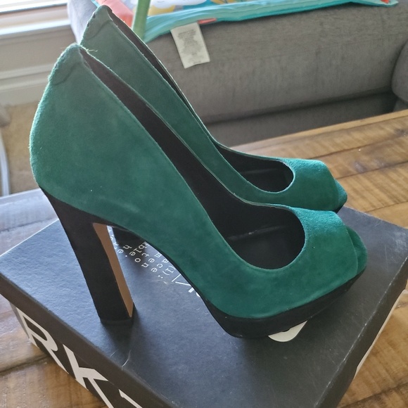 MRKT Shoes - MRKT Sonya Suede Pumps Emerald/Black Size 7.5